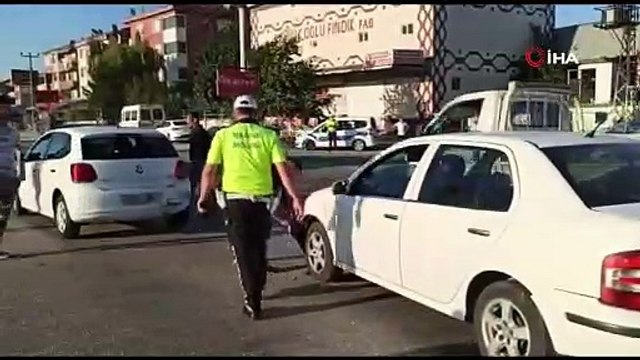 Hatalı dönüş kazayı beraberinde getirdi; 5 aracın karıştığı zincirleme kaza saniye saniye kamerada