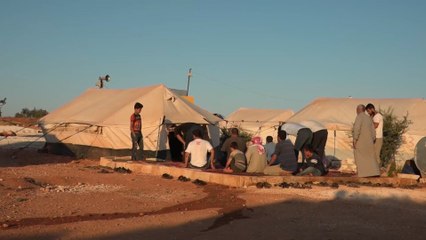 النازحون السوريون من المناطق التي سيطرت عليها قوات النظام يقضون عيدهم الثاني في المخيمات