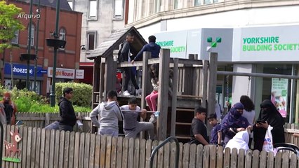 Reino Unido adia flexibilização do confinamento