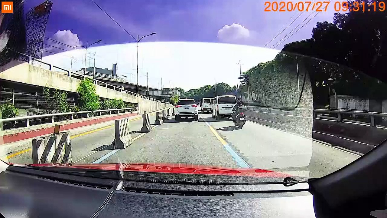 Ce chauffeur de bus fait une entrée fracassante