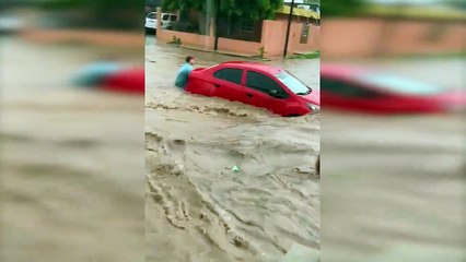 Socavones en la Ferrocarril, carros varados y 5 casas inundadas deja la lluvia en Guamúchil