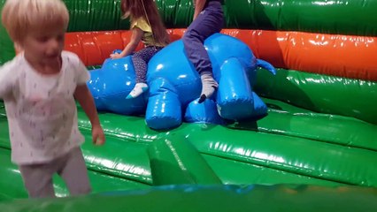Sophia  Isabella Brincando no Pula  Pula