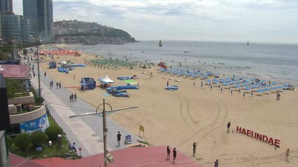 남부 무더위 시작...폭염특보 속 해운대 해수욕장 / YTN