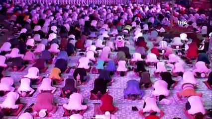 Ayasofya'da ilk bayram namazı binlerin katılımıyla kılındı