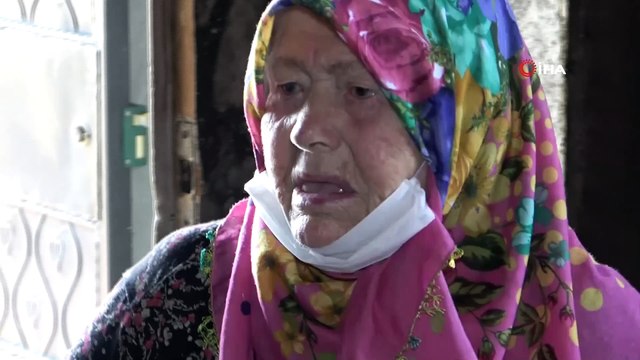 Evi yanan yaşlı kadın 'Her şeyim gitti' diyerek gözyaşı döktü