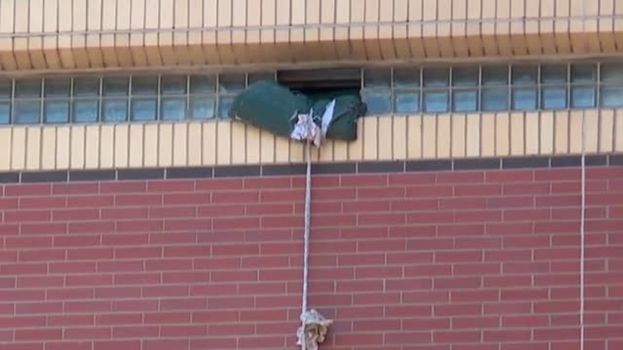 Dos presos huyen de la cárcel de Oklahoma descolgándose por una cuerda hecha con sábanas