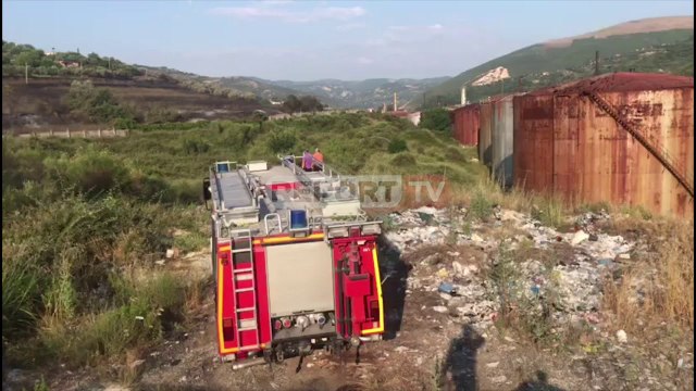 Zjarr në Fier, rrezikohen nga flakët uzina e naftës e mbushur me lëndë djegëse dhe 5 banesa