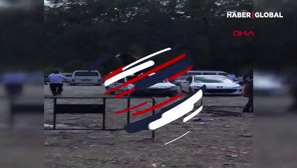 Ürken kurbanlık boğa, park halindeki aracın üstüne çıktı
