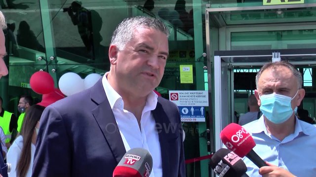 Ora News - Polakët pushime në Shqipëri, mbërrijnë tre chartera me 600 turistë në Rinas