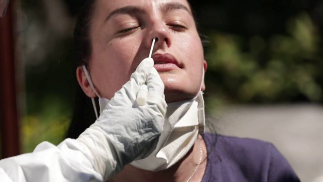 Tamponët, monopol i shtetit/ Kosova licencoi laboratorët privatë për të rritur numrin e testimeve