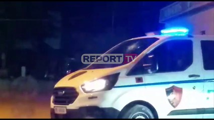 'Shqiponjat' urdhërojnë të ndalojë, të rinjtë sulmojnë me sende të forta makinën e policisë