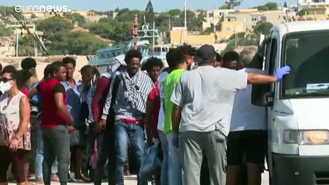 Migranti: Lampedusa al collasso, nuovi sbarchi: Il centro d'accoglienza va svuotato