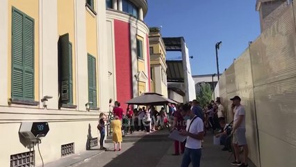 Ora News - Bashkia mbyll sytë para COVID, nuk shton sportelet detyron qytetarët të rrinë në radhë