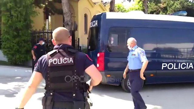 Ora News -Korçe: Momenti i mberritjes se Zani Çaushit në gjykatë, policia blindon zonën