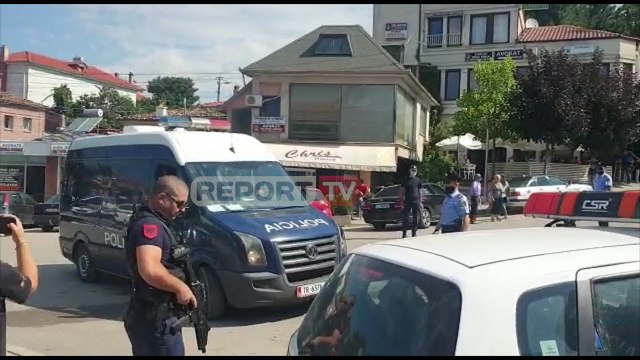 Nën masa të rrepta e forca të shumta policie, momentet kur Zani Caushi mbërrin në gjykatën e Korçës