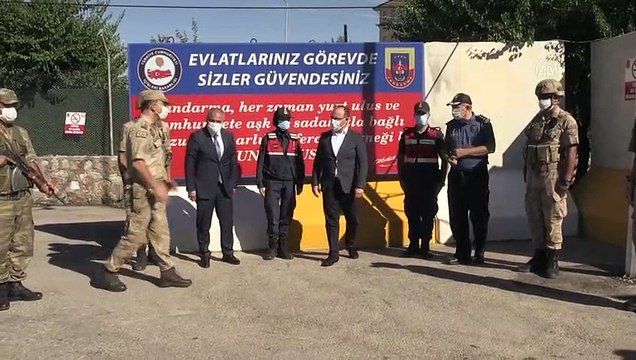 Elazığ Valisi Yırık, trafik denetiminde vatandaşlara şeker ve kolonya ikram etti - ELAZIĞ