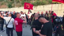 Qindra kosovarë presin khimin e Thaçit me valle, flamuj kombëtarë dhe të UÇK-së