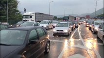 Ora News - Reshjet e shiut nuk ndalin kosovarët drejt bregdetit, radhë të gjata në Morinë