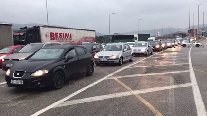 Ora News - Reshjet e shiut nuk ndalin kosovarët drejt bregdetit, radhë të gjata në Morinë/ kronika