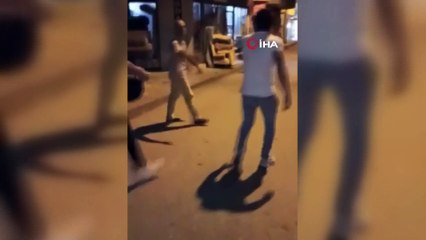 Uyuşturucu sattığı iddia edilen şahsı sokak ortasında böyle dövdüler