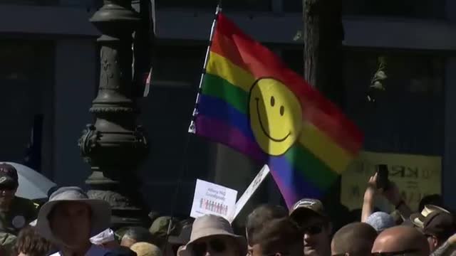 Miles de personas salen a la calle en Berlín para protestar contra las medidas sanitarias