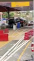 Camiones quedan atascados tras intentar entrar al mismo carril de peaje