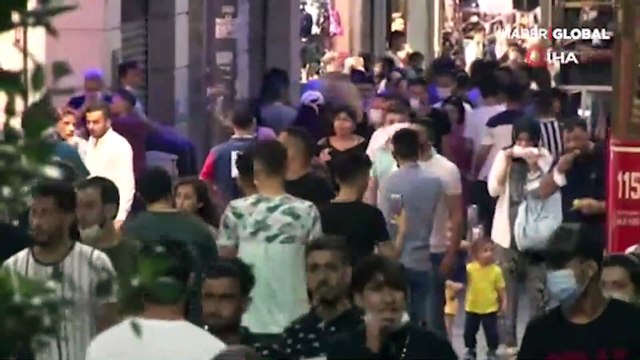 İstiklal Caddesi tıklım tıklım! İğne atsan yere düşmez dedirtti