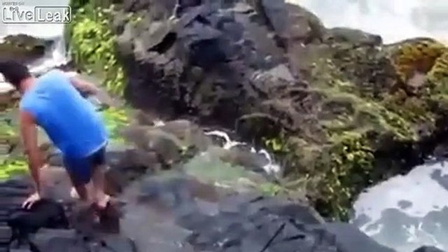 Il se fait emporter par les vagues dans les rochers et en ressort indemne