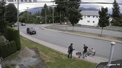 Il n'aurait pas dû lui voler son vélo...