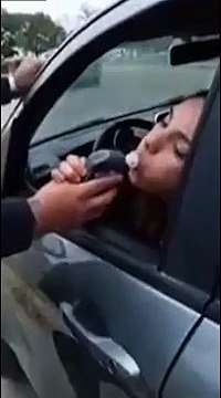 Drôle de façon de passer un contrôle d'alcoolémie