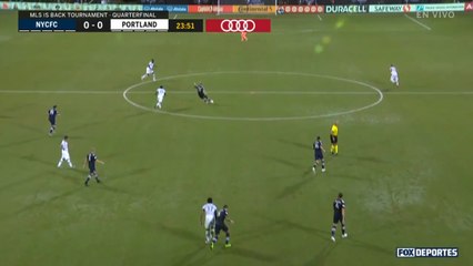 MLS: Intentó sorprender al portero con un tiro desde media cancha y casi anota