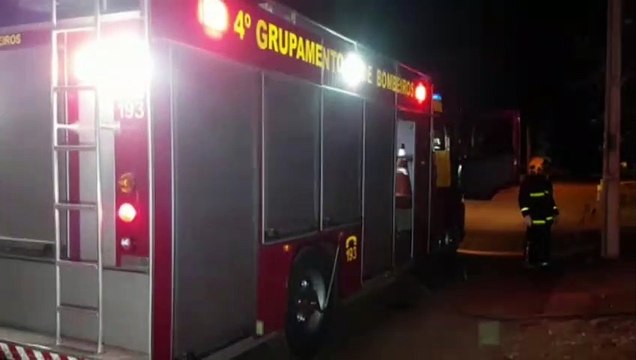 Bombeiros são acionados para conter incêndio em vegetação no Santa Cruz
