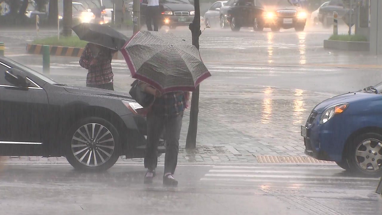 [날씨] 장마에 태풍까지...중부 호우경보, 내일까지 300mm↑ / YTN