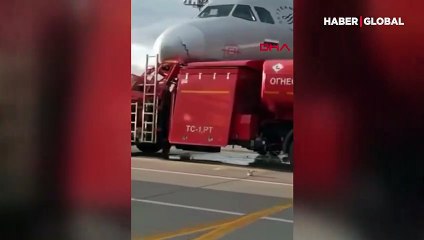 Yakıt taşıyan tanker uçakla çarpıştı