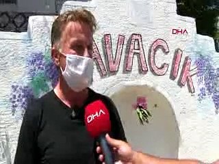 Tuval olan köy duvarları önünde hatıra fotoğrafı çektiriyorlar