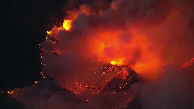 Un incendio forestal obliga a desalojar 2.500 viviendas en Palm Springs, California