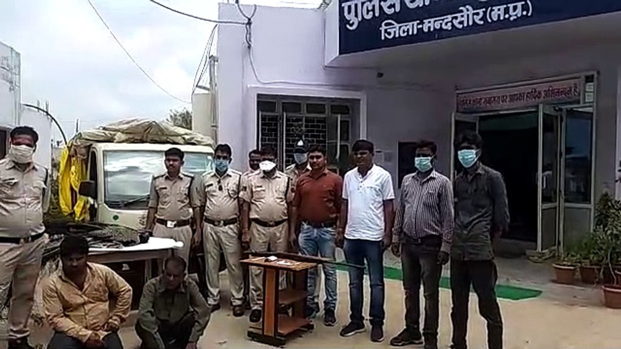 मंदसौर: रात के अंधेरे में राष्ट्रीय पक्षी मोर के शिकार करने वाले दो आरोपियों को पुलिस ने पकड़ा