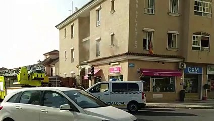 En llamas una vivienda en el edificio Nuevo Atlántico de Jerez