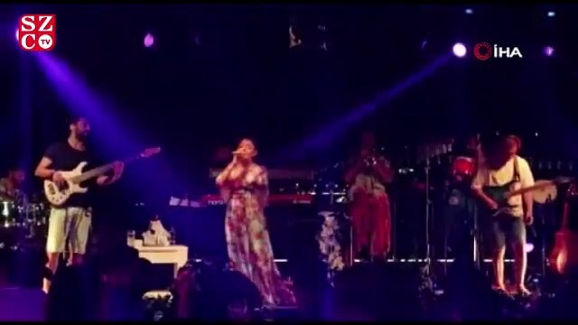 Çıplak ayakla sahneye çıktı