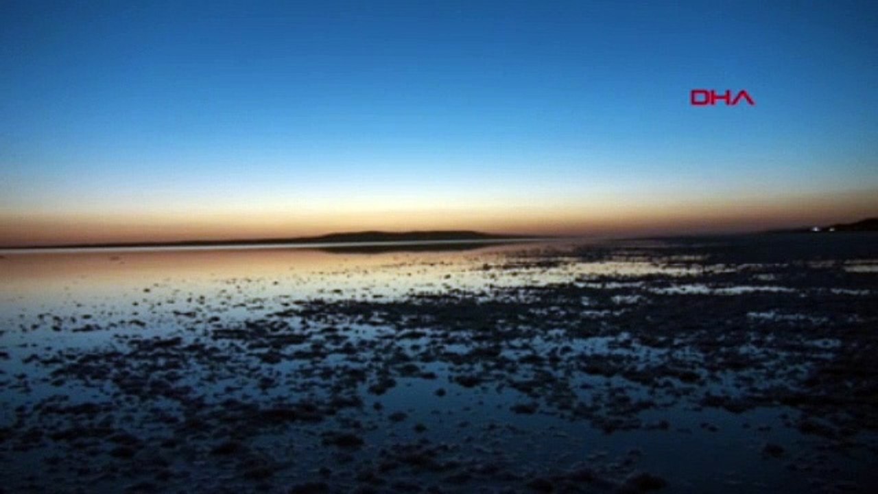 Pembeye bürünen Tuz Gölü tatilcinin gözdesi oldu