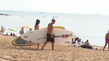 Download Video: En agosto se disfrutan las playas entre el miedo y la protección