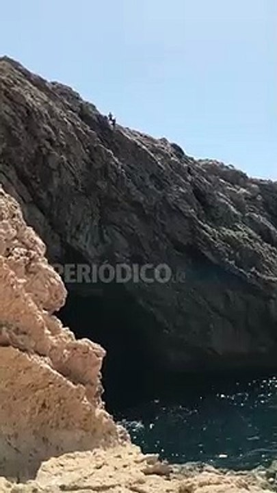 Ce touriste plonge d'une falaise de 70 mètres de haut mais il échappe de peu au pire !