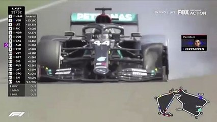 La llegada de Hamilton en tres ruedas.