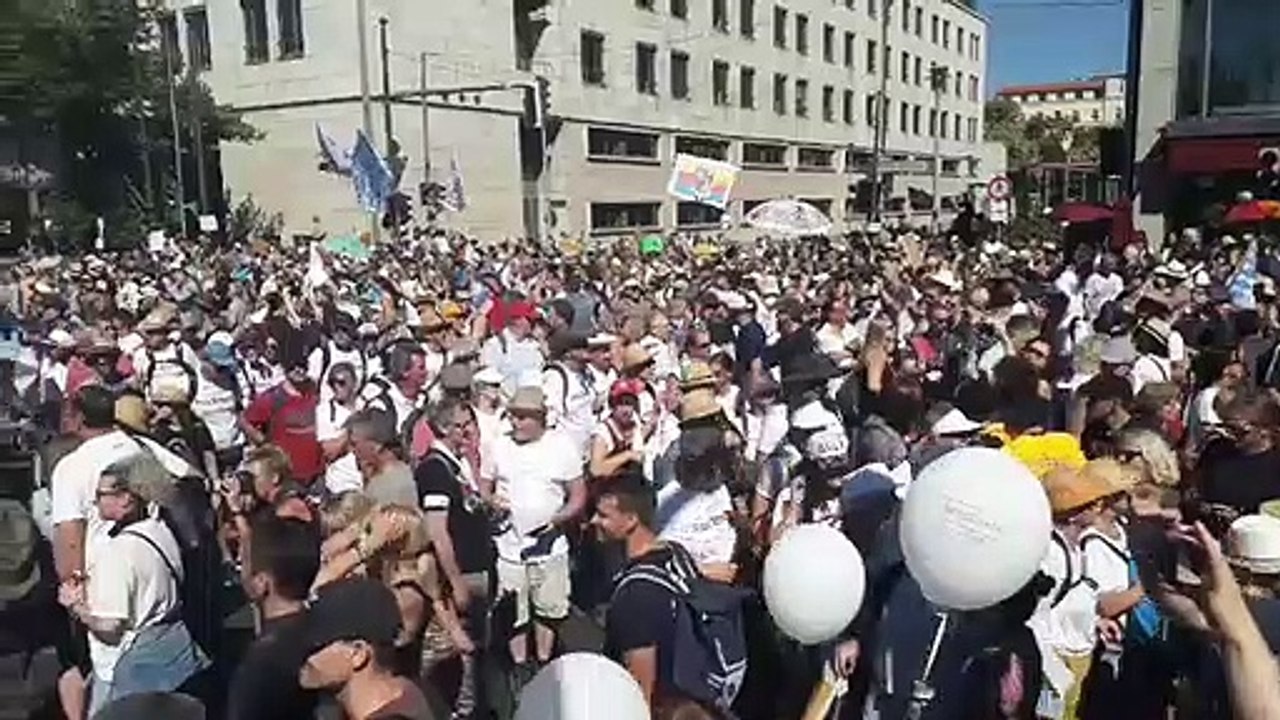 Casi 20 agentes de Policía heridos tras una violenta protesta en Berlín contra las restricciones por el COVID-19