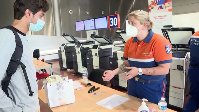 Los aeropuertos parisinos extreman sus controles para los viajeros de países de alto riesgo