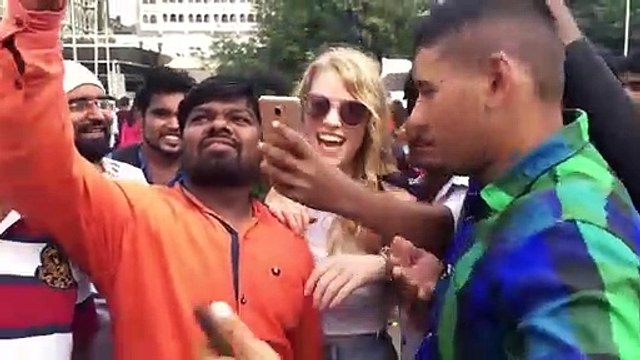 Quand une blonde se promène dans les rues en Inde...