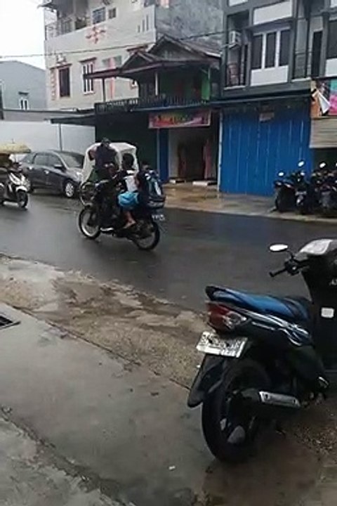 Becak Dayung Menembus Hujan di Kuala Tungkal