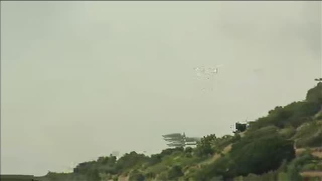 Los bomberos luchan contra un incendio en la localidad madrileña de Robledo de Chavela