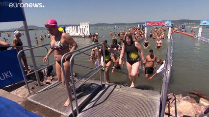 Nove mil nadadores na tradicional travessia do Lago Balaton