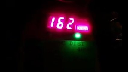 Report TV - U hiqet patenta 9 'pilotëve' që po 'fluturonin' me makinë në Tiranë